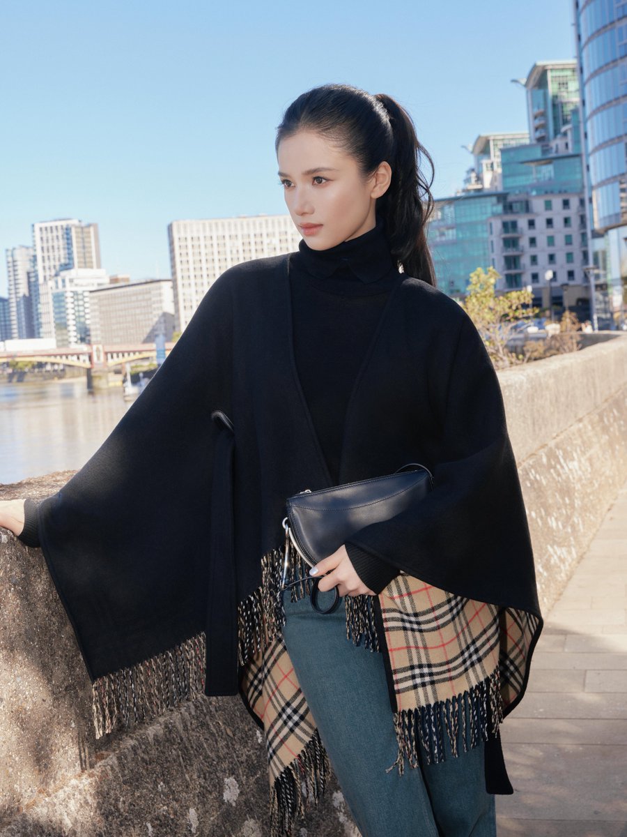 zzangjo2's tweet photo. 261006 Burberry博柏利 샤홍슈

#장정의 #张婧仪 #ZhangJingyi https://t.co/3CKEmw1OqD