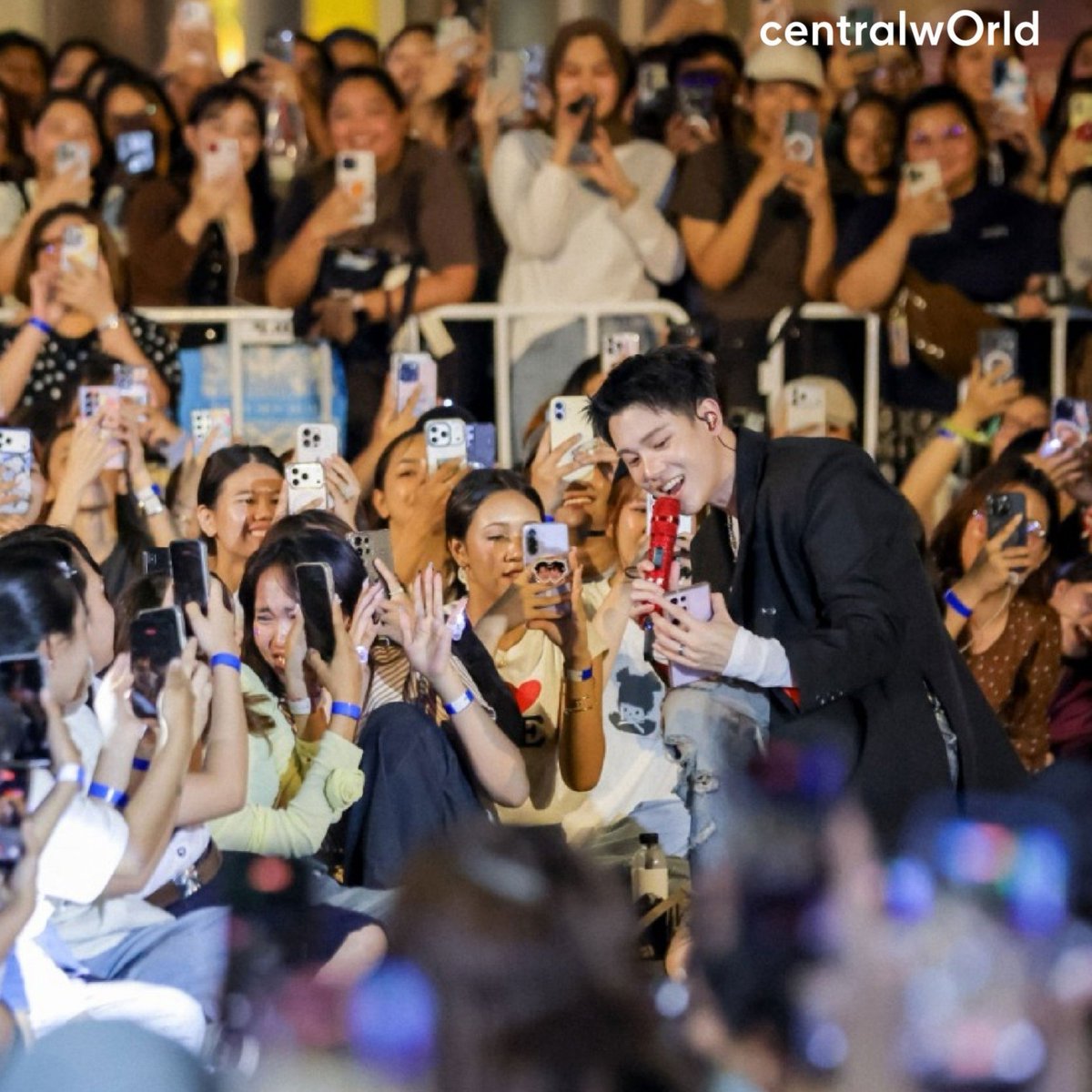 Bubuu_wp2139's tweet photo. ยังอวยไม่หมด💅 ตอนหยิ่นร้องเพลง มีผู้โชคดีสองคน คนแรกได้จับมือร่วมโชว์ คนที่สองหยิ่นชู้สล็อคเป้าพี่
@SamsungThailand มาแต่ไกลได้เซลฟี่ 1:1🥹
PIL FAN INTIMACY
#PoliceinLoveFanEXP : #centralwOrld https://t.co/KoQyasWwyV