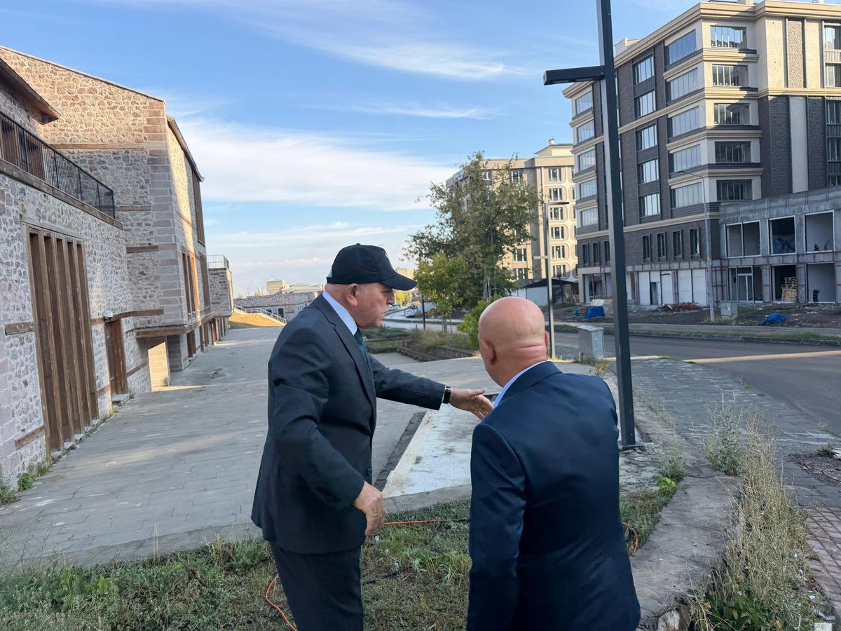 mehmetsekmen's tweet photo. Saha gezimiz. 

Üç Kümbetlerde incelemelerde bulunduk. Erzurum’umuzun dört bir yanında yükselen hizmetleri yerinde inceledik. 

Kadim şehrimizde devam eden projelerle Erzurum’u daha modern, daha konforlu ve daha yaşanabilir bir şehir haline getirmek için var gücümüzle çalışıyoruz.