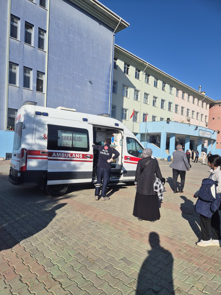 sari_okul's tweet photo. İstanbul başakşehir ilçesinde  K.Ş.Ş. ortaokulunda  bıçaklı saldırı gerçekleşti. 3 yaralı olduğu iddia ediliyor https://t.co/XZmICmUREv