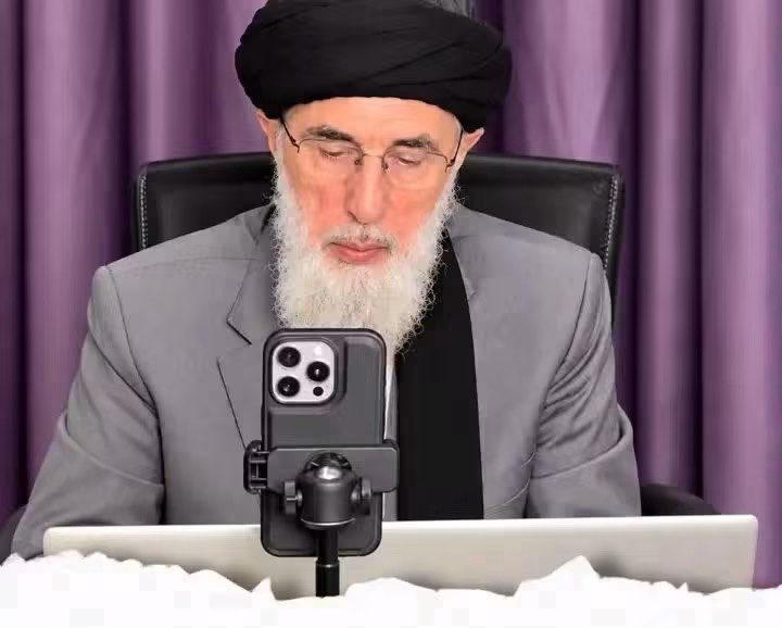 r_w322's tweet photo. ریښتیا ووایئ!

دې سړي افغانستان ته د یوې روپۍ په اندازه خیر رسولی؟
یو ښه سیاستوال دی؟ د کابل پر قصاب نه و مشهور؟ له پخوانیو مجاهدینو سره یې خیانت ونکړ؟ تر دې دمه له کوم تنظیم یا ادارې سره جوړ راغلی؟ شکل یې د انسان دی؟ غږېدا یې دسړي ده؟

د ده پر دین یوازې شرعي صاب ښه پوهېده او بس! https://t.co/3DchL444fy