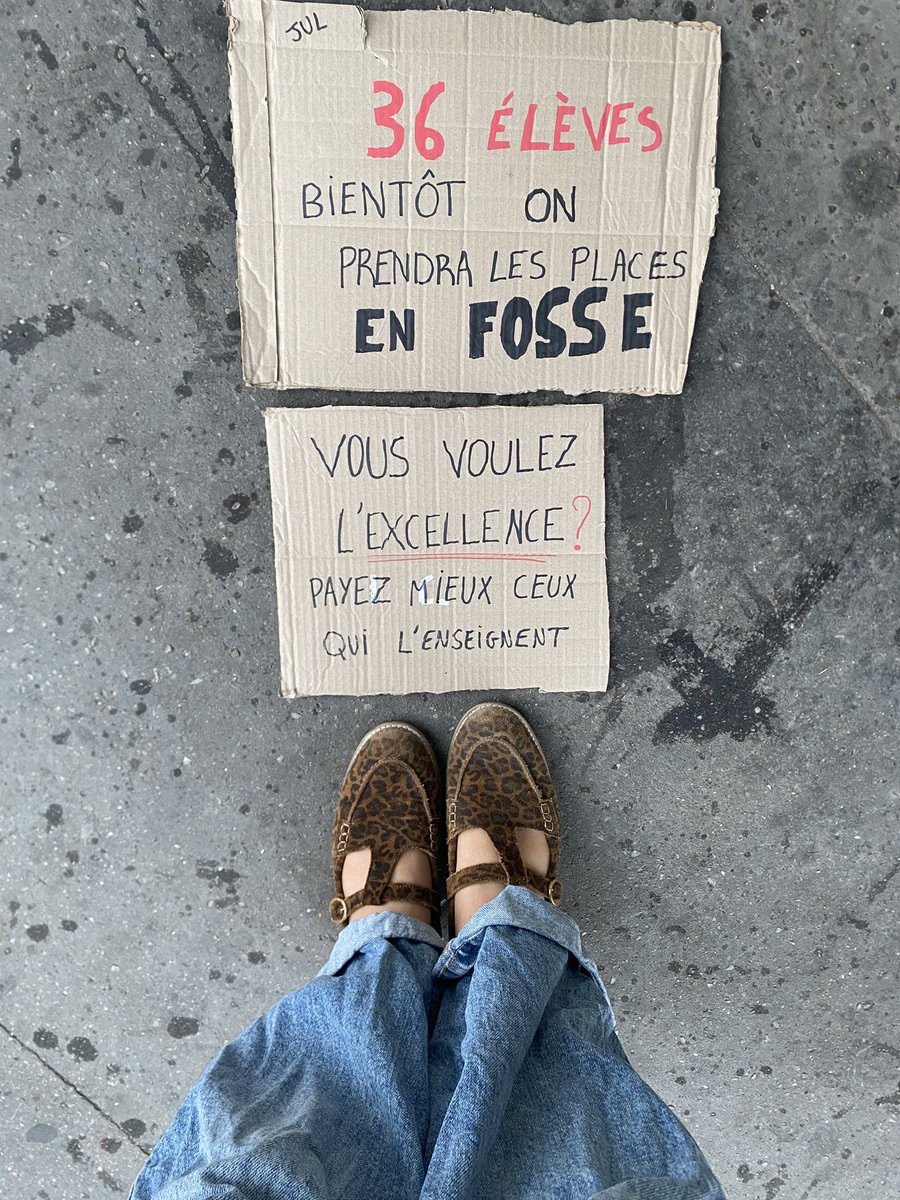 MarieFernet's tweet photo. Affiches à l’arrêt de bus ce matin. https://t.co/tHcqTSQ6Ev