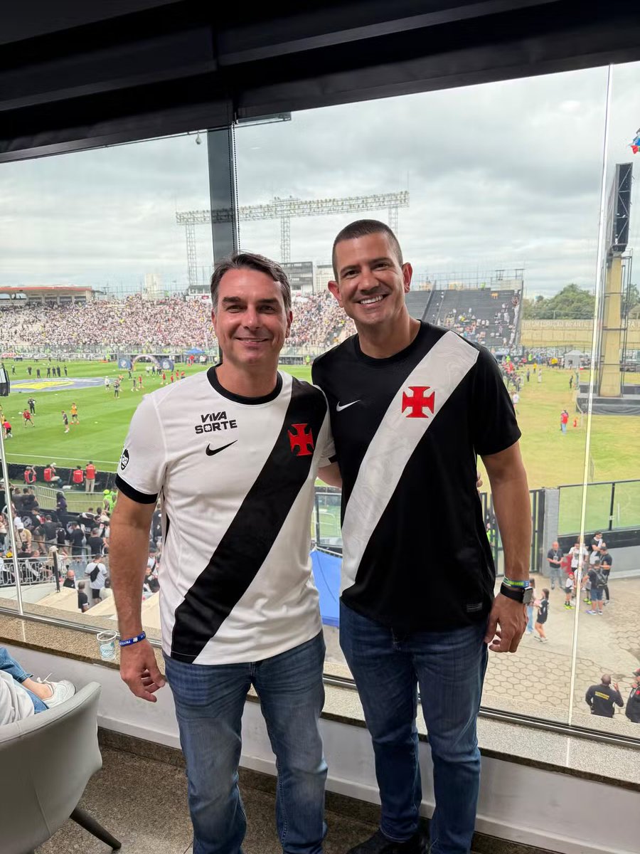 laramendon_ca's tweet photo. urubu otário
a milícia é vascaína pra caralho

já limpem aí o maracanã pra quando essa duplinha aí de filho da puta vender pro amigo pessoal pedrinho por 35 centavos https://t.co/L4v4ySr56i