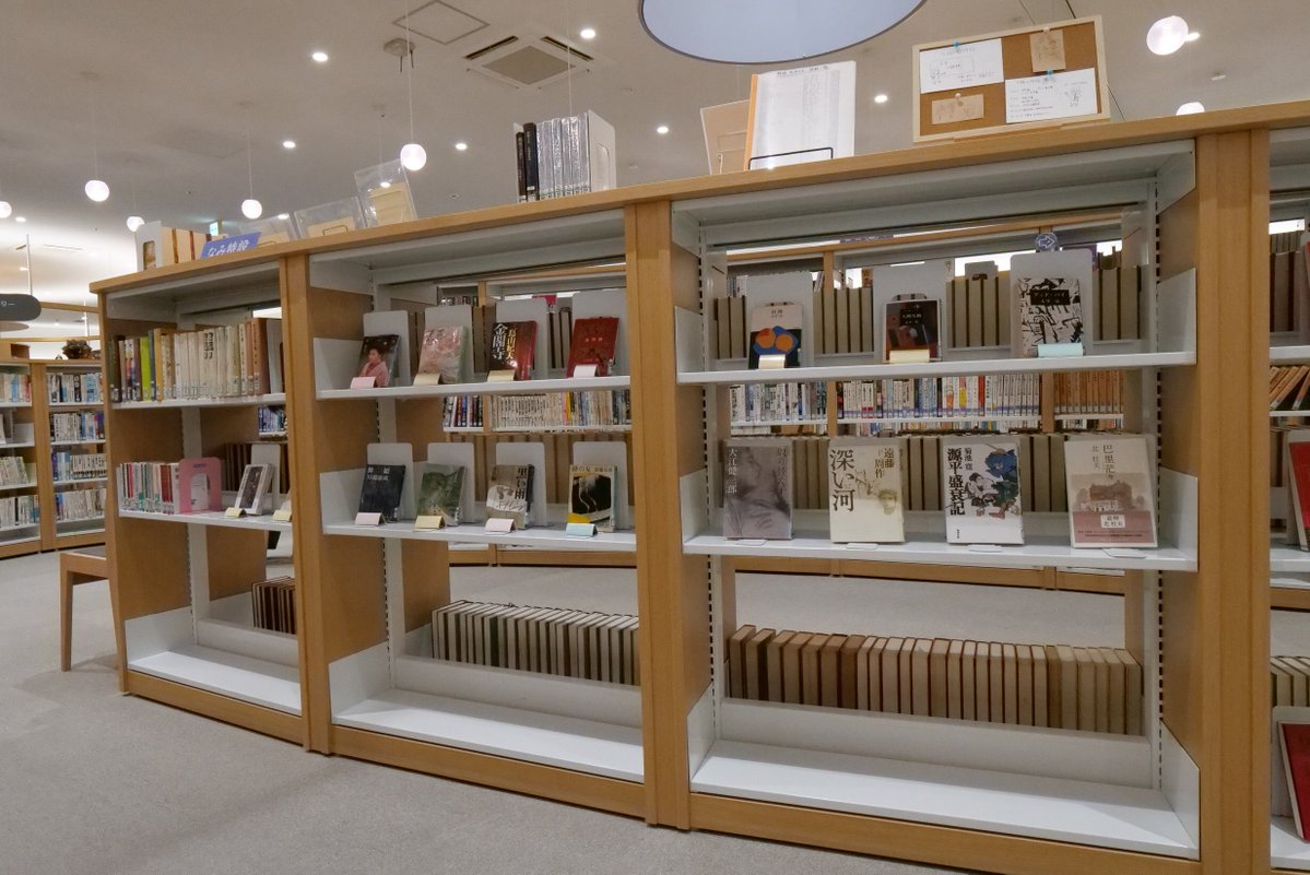 araolib's tweet photo. ＊ー特設のご案内ー＊

「聞いたことはあるけど読んだことはない。」
そんな作品、ありませんか？📖

知っているタイトルや作家名を目にすると
「読んでみたい！」と思うこともありますよね。
今回はそんなきっかけになればと思い、昭和の名作文学を紹介しています。 https://t.co/H5QxoVviMi