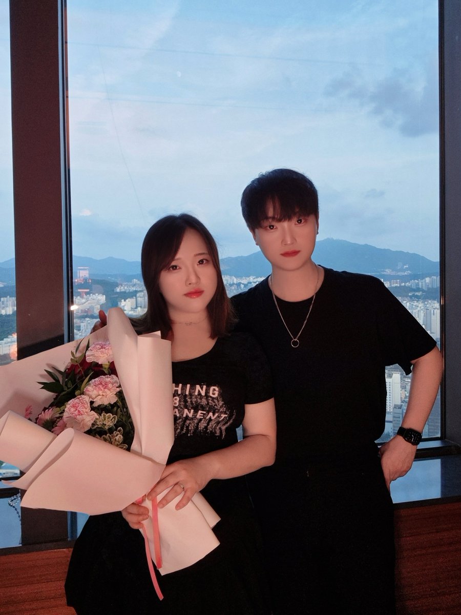 Opiumpoppy_Cos's tweet photo. 안녕하세요, 조심스럽게 트윗 올려봅니다! 💕

저희 두 사람이 약 3년간의 연애 끝에 26년 말 결혼식을 올리게 되었습니다. 🎉 하객석 인원이 정해져 있어 모든 분을 초대드리기 어렵습니다만, 청첩장이 나오면 개인적으로 연락드리겠습니다. 🙇‍♀️

💍 : @1112LingLing https://t.co/tmkoIqbi0v