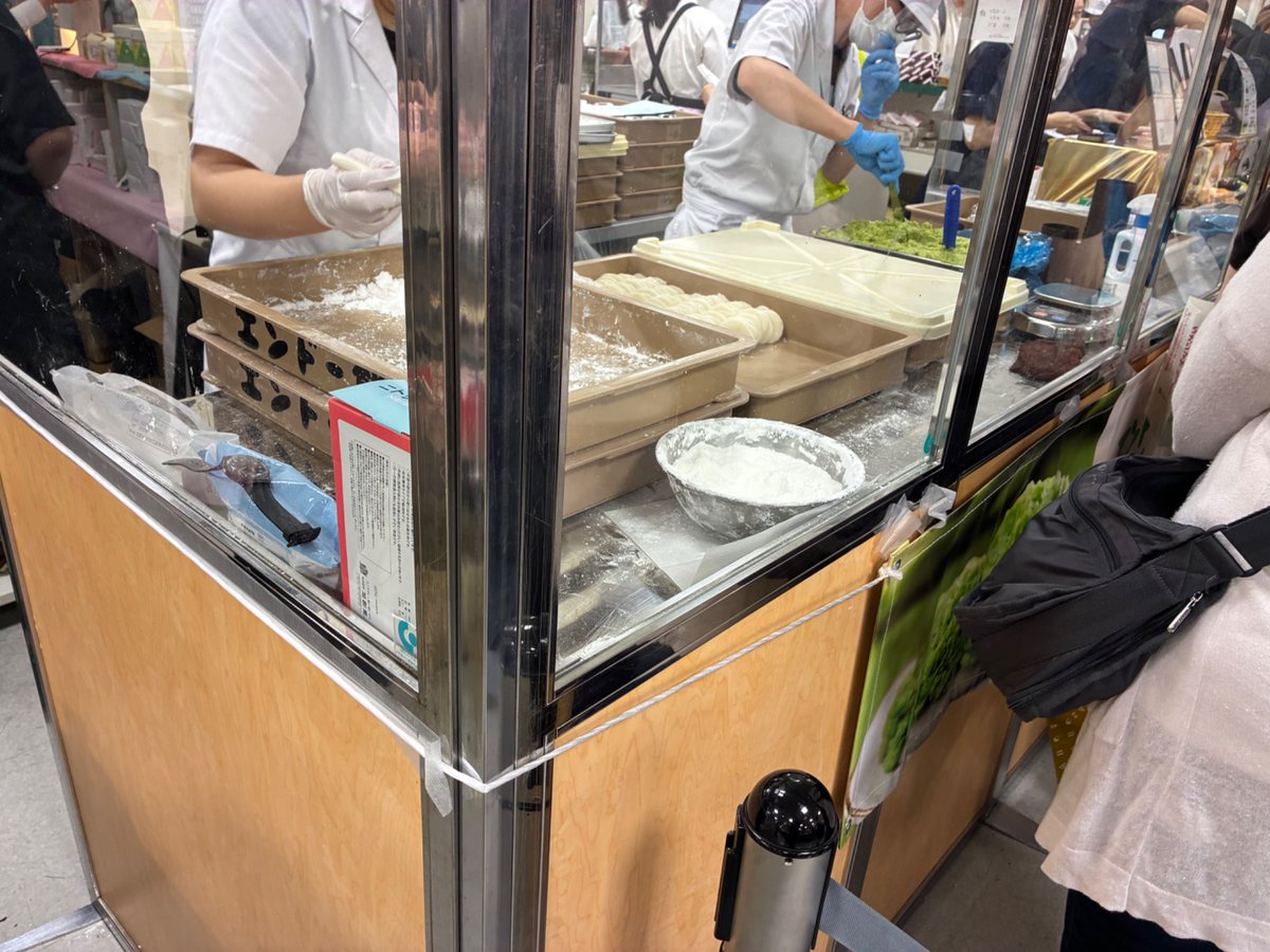 an9_ct's tweet photo. 開場すぐに並びに行ったのはエンドー餅店さん ずんだ餅苦手だったのだけど食べたら「え、美味っ」てなったのでほかのも食べたくて
ゆべしのミックスもあったので抜かりなく購入☺️ラムいちじくや山椒の味、食べるの楽しみ

#和菓子魂 https://t.co/asrwlEUoQp