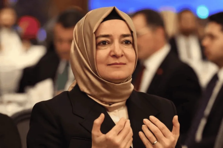 zaytung's tweet photo. AKP'nin 1 Trilyon TL'lik Fon Vurgununda 2 Milyar TL'lik Payıyla Günah Keçisi Olan Fatma Betül Sayan Kaya'ya ''Gazi'' Ünvanı Verilecek...
https://t.co/o4ZmhFOUTt https://t.co/0cdeU42AjO