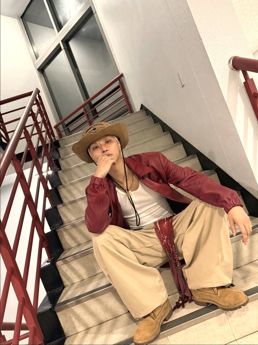 8ollata1a's tweet photo. 눈이 멀어 stuck in your halo https://t.co/LJ1sI8yBD2