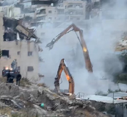 MustafaBarghou1's tweet photo. Displacing 70 residents, Israeli occupation bulldozers continue demolishing a five-story residential building containing ten apartments in the occupied Jerusalem neighborhood of al-Tur, with the participation of far-right National Security Minister Itamar Ben-Gvir. https://t.co/v5NzVcbcGJ