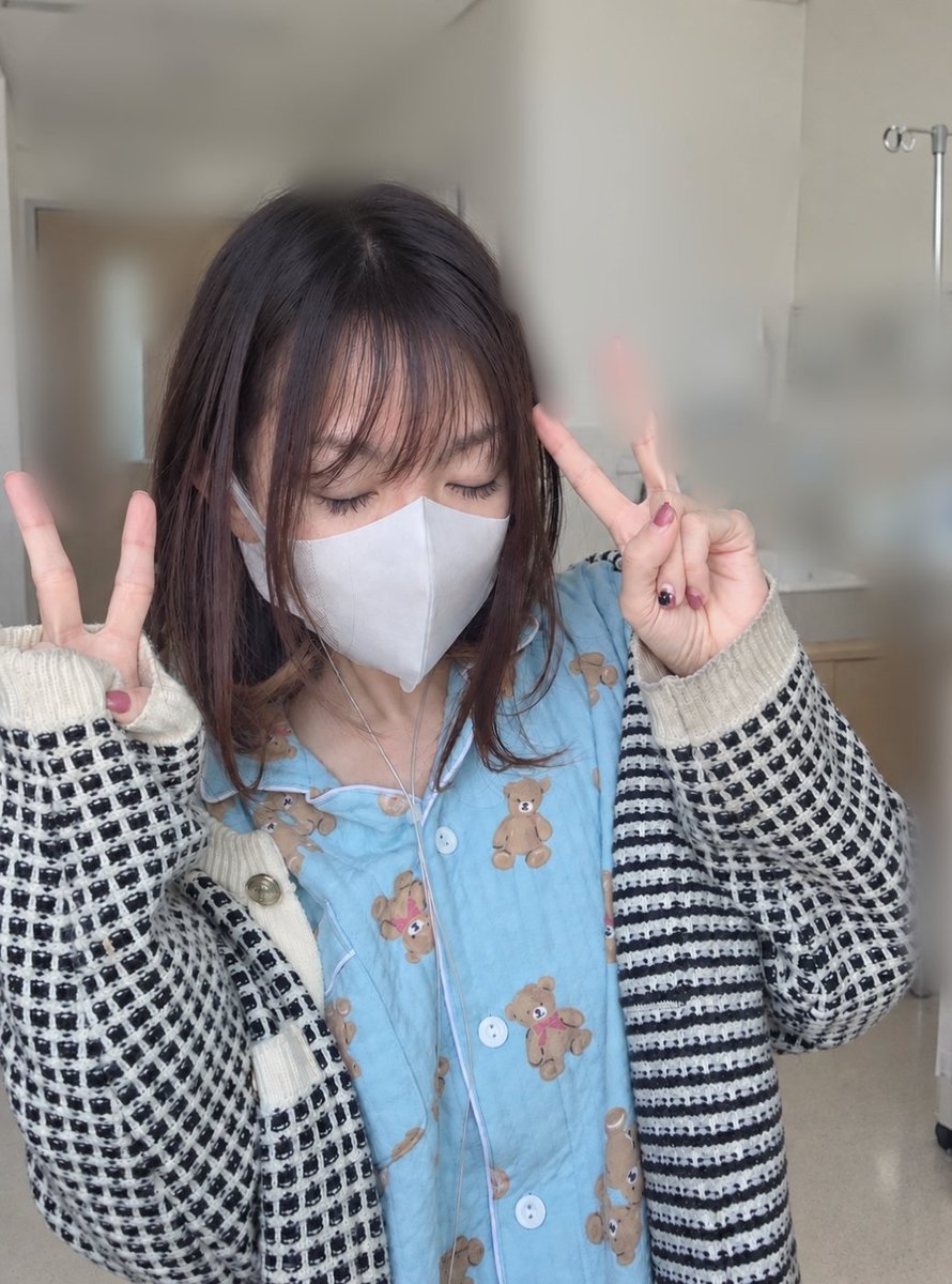 taiinshitai12's tweet photo. これは妹がお見舞いにかわいいうさぎの湯○んぽを、湯○んぽを、湯○んぽを（最悪）持ってきてくれてピースな立体マスクをつけたあめさん✌
一番呼吸がらくらくで立体マスクで愛用してるあめさん🌼
明日はガキサイズのガーゼ😷の予定�� https://t.co/5evYfoYhby