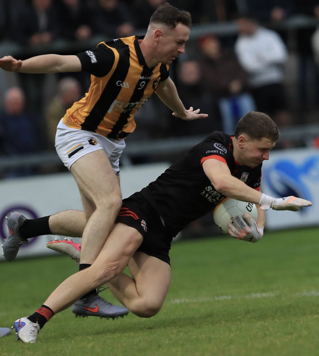 richiespics7873's tweet photo. A few shots from the Armagh GAA Senior Football Championship Semi-Final game between @crossrangers &amp; @Clann_eireann at the BOX-IT Athletic Grounds https://t.co/8MuQJWwmGx