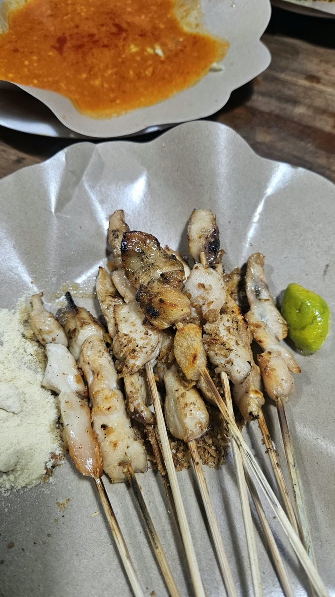 Nugienucky1's tweet photo. tim beli sate taichan itu gue. 
gapapa meski dia ga sepanas sate yang dibakar, tapi micinnya itu loh yang bisa bikin nagih. 

kalo masalah juicy, ya sate kambing lebih enak. apalagi pake kecap dan bawang merah. 
tapi kalo masalah simpel dan cepet bisa gue makan, ya taichan. ga perlu nunggu lama kayak dibakar dulu, diolesin dulu. 
nih makanan terdebest, apalagi yang full daging tanpa kulit.