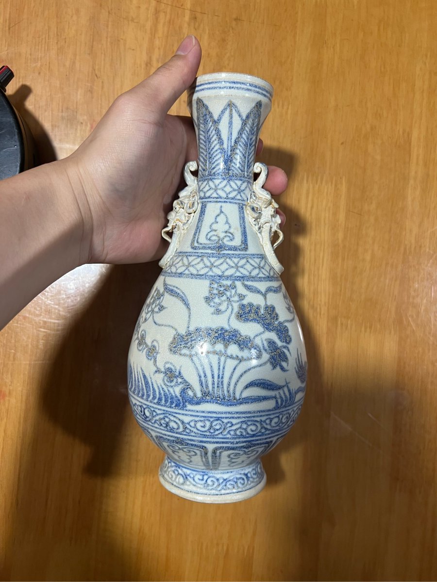 BreezePixe4b7k's tweet photo. I got a rare vintage porcelain vase from a flea market, its smooth surface shows no cracks. https://t.co/qPzR2S59Pv