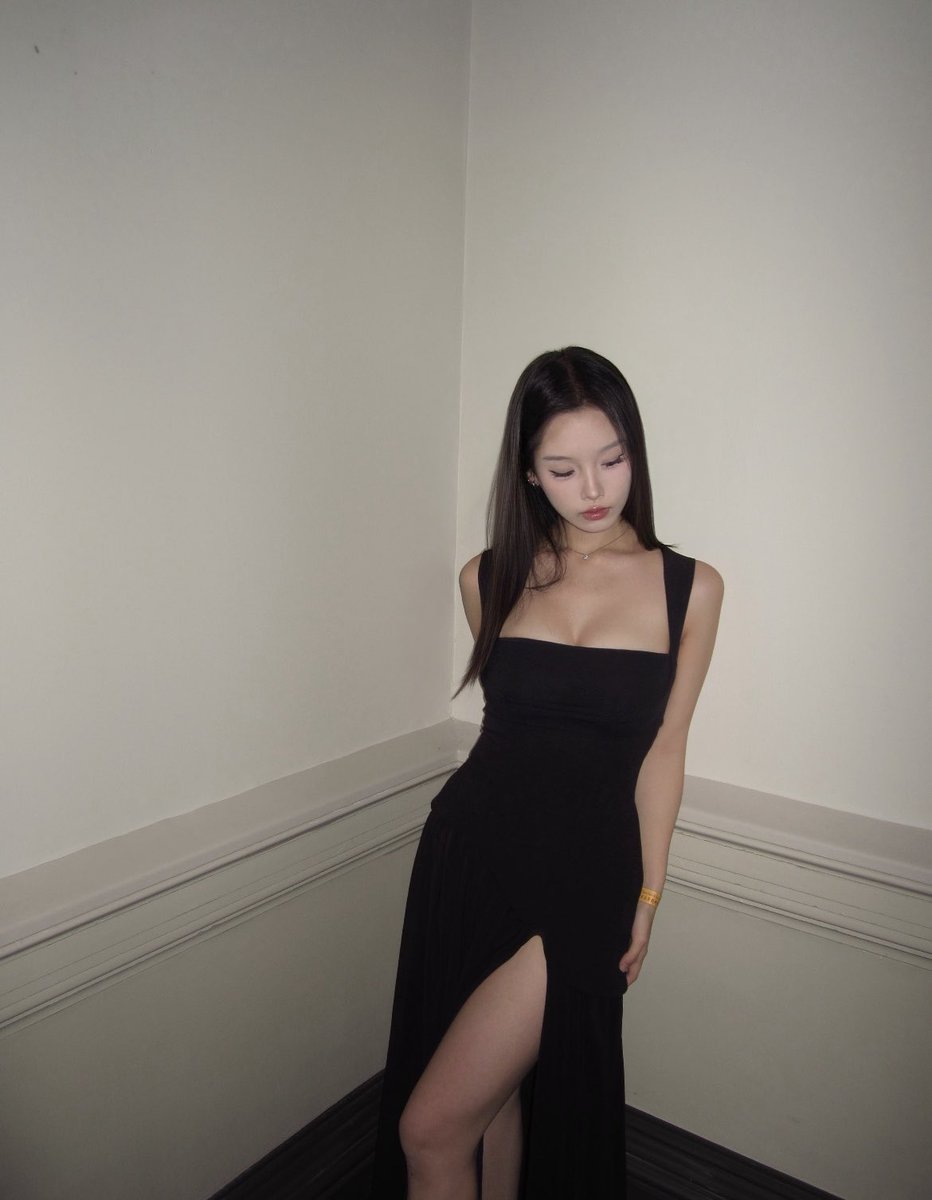amanda82vb7's tweet photo. 现在是下午14：27新拍的照片

有人想要锐评一下我22岁的福嘛😌

真心给福看、赶紧看，我要删了

真没有🚪流言1我真给呀 https://t.co/4RUvqS311q