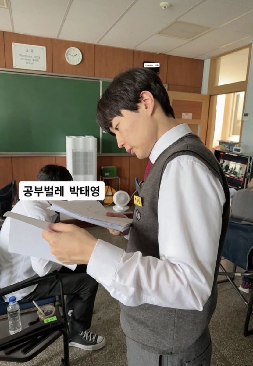 rrjwuckwwlak's tweet photo. 아니 근데 나 교복콤 학생콤 있어서 학창시절 나올때 너무좋았음..그리고 덮머인것도 개귀여워 한 영화에 노재원 덮머 반깐 올빽이 다 들어있다는게 안믿긴다 https://t.co/5gA6Ij27Jq