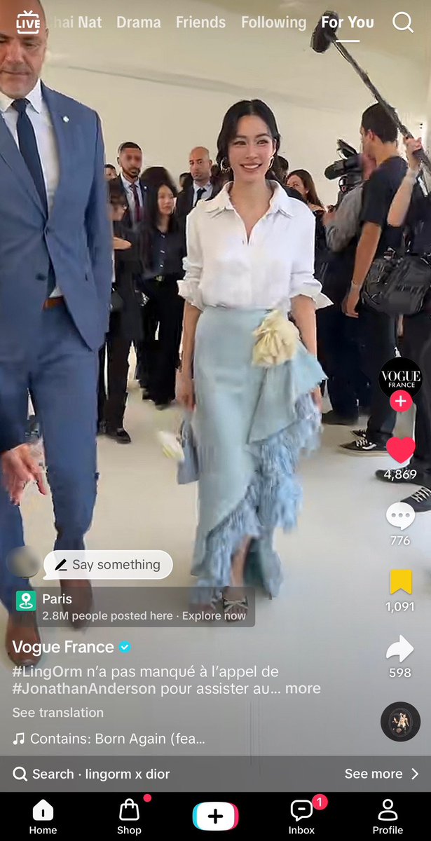Srpssl's tweet photo. ทุกคนฝากเอนเกจคลิป Vogue France หน่อยค่ะ
เอนเกจยังน้อยมากๆ โดยเฉพาะพี่หลิงงับ น่าจะไม่ค่อยเห็นกัน ฝากทุกคนหน่อยน๊าา ยิ้มสวย เดินหวาน จะพลาดกันได้เช่นไรคะ 

https://t.co/ibbqzxbUO8
https://t.co/6x8OALOA47

 #LingOrmDiorSummer27 
#LinglingKwong #OrmKornnaphat‌ 
#LingOrm #Dior #DiorSummer27 #PFW