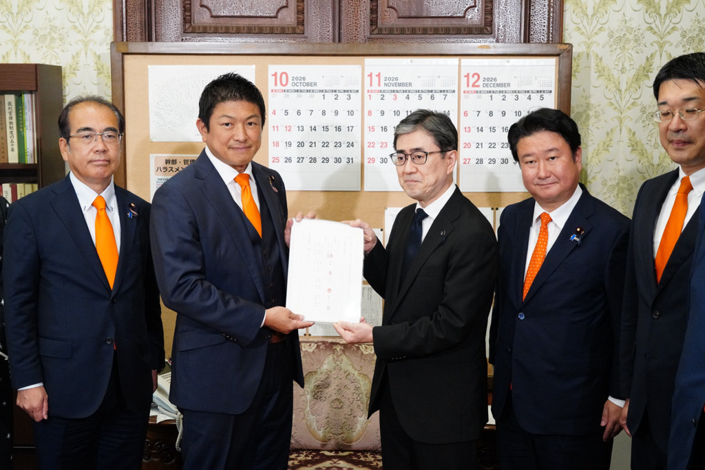 wadamasamune's tweet photo. 本日 #参政党 は「旧氏の通称使用拡大法案」を国会提出。

旧氏の通称使用について、希望する方が使用できる環境の整備を法律で行います。

旧氏が使えない不便の解消が進めば、選択的夫婦別姓は導入しなくて済みます。

法案は
〇戸籍は触らない
〇本人確認書類に旧氏単記は認めない
等の内容です。

法案は、私と安達悠司参院議員、吉川里奈副代表のチームで内容を詰めました。

参政党は子供を守るため、選択的夫婦別姓に反対します。