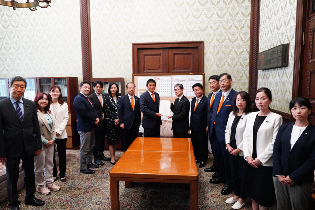 wadamasamune's tweet photo. 本日 #参政党 は「旧氏の通称使用拡大法案」を国会提出。

旧氏の通称使用について、希望する方が使用できる環境の整備を法律で行います。

旧氏が使えない不便の解消が進めば、選択的夫婦別姓は導入しなくて済みます。

法案は
〇戸籍は触らない
〇本人確認書類に旧氏単記は認めない
等の内容です。

法案は、私と安達悠司参院議員、吉川里奈副代表のチームで内容を詰めました。

参政党は子供を守るため、選択的夫婦別姓に反対します。