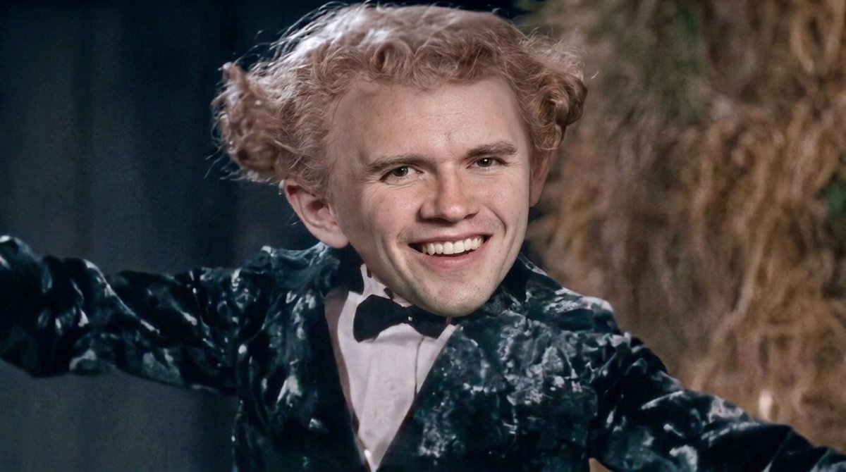 PapiTrumpo's tweet photo. OK, WHO DID THIS???🤣🤣🤣 https://t.co/QbX8iw9Soz