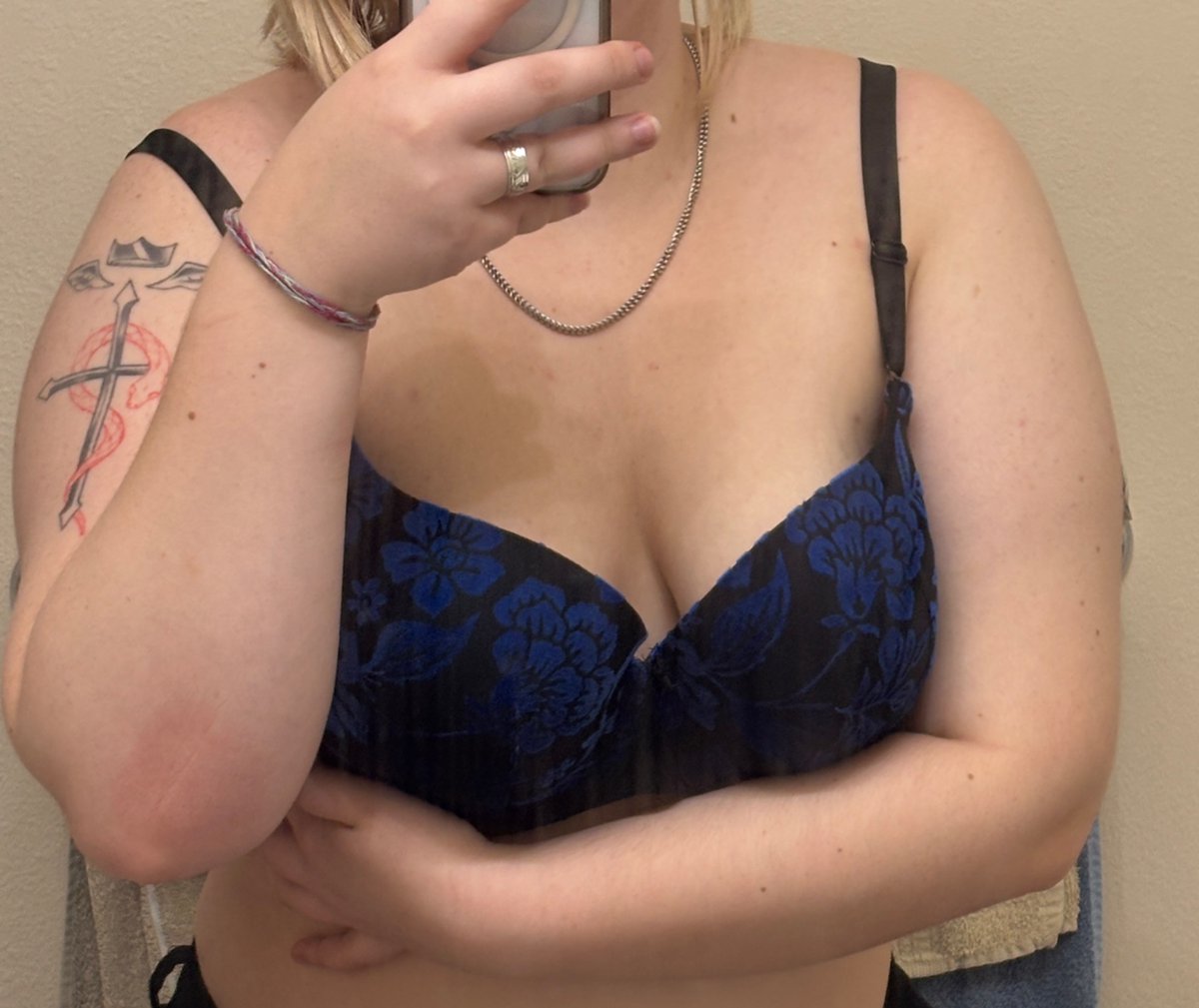 Eval0ra05's tweet photo. Do I look good in blue? Or would I look better in nothing~ https://t.co/HzNNhdsgYh