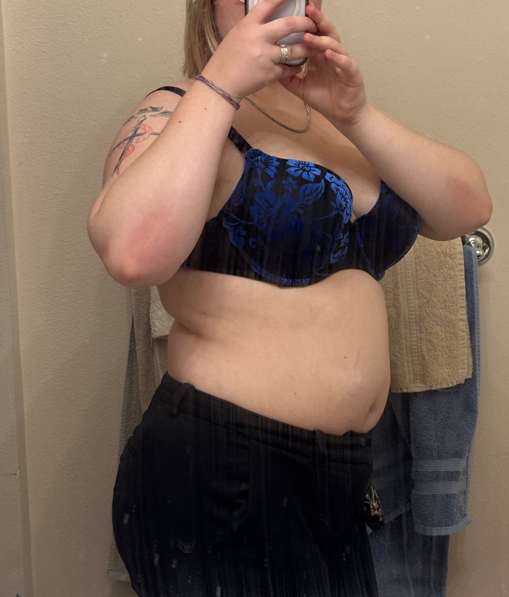 Eval0ra05's tweet photo. Do I look good in blue? Or would I look better in nothing~ https://t.co/HzNNhdsgYh