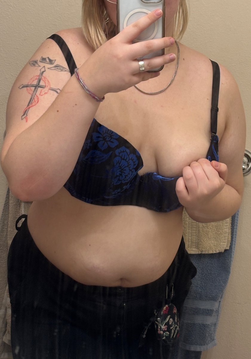 Eval0ra05's tweet photo. Do I look good in blue? Or would I look better in nothing~ https://t.co/HzNNhdsgYh