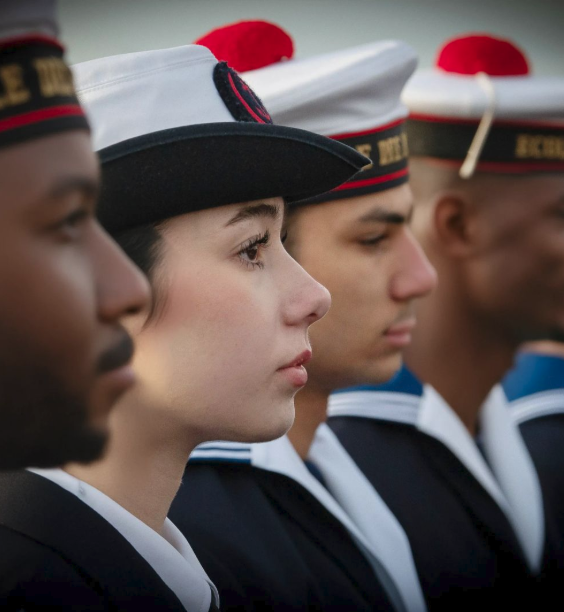 Angers's tweet photo. La @MarineNationale vient à la rencontre du grand public pour faire découvrir ses missions, ses valeurs et les nombreuses opportunités professionnelles qu’elle offre aux jeunes. #Angers https://t.co/wfX9orxUMr https://t.co/r51w9CVZv7