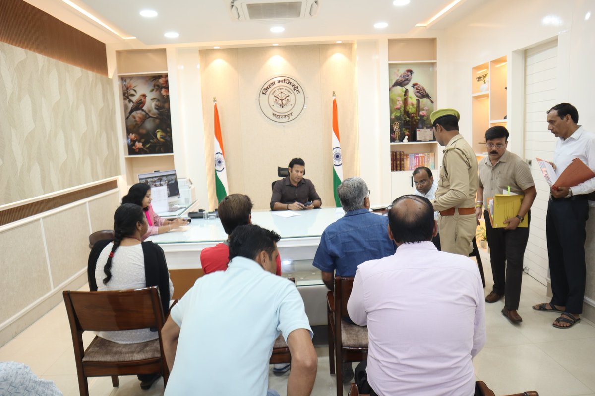SaharanpurDm's tweet photo. जनता दर्शन में कार्यालय पहुंचे लोगों की समस्याओं को सुना, संबंधित अधिकारियों को गुणवत्तापूर्ण व समयबद्ध निस्तारण हेतु निर्देशित किया।
@CMOfficeUP @UPGovt @ChiefSecyUP @InfoDeptUP https://t.co/ccWXTbr8mh