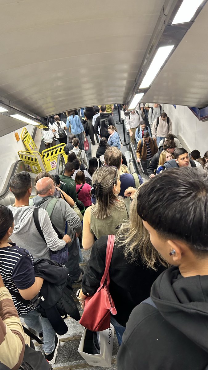 Arganz_2001's tweet photo. @metro_madrid ¿Reconocen la escalera de la imagen, @metro_madrid? Exacto, la misma que sigue sin ser reparada. Hoy les muestro lo que sucede cada vez que, al intentar acceder al andén, coincidimos con la llegada de un tren. Parados y acumulados en la escalera “no mecánica”. https://t.co/PHzneL2u3W