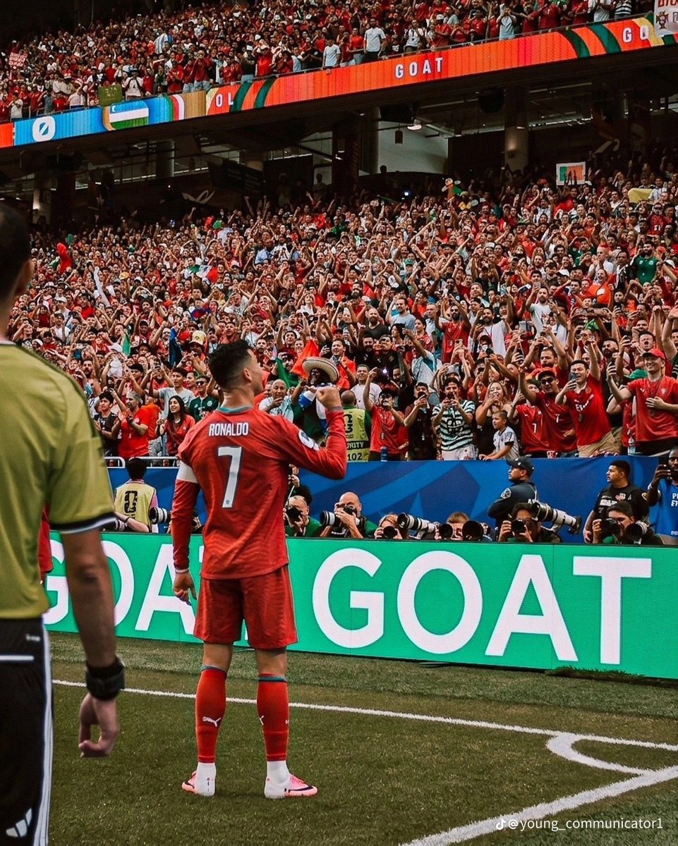 ShajanDeepu's tweet photo. Messi fans can't relate..the 🐐 always had it tough!!! @Cristiano https://t.co/XkVdrC4kdq