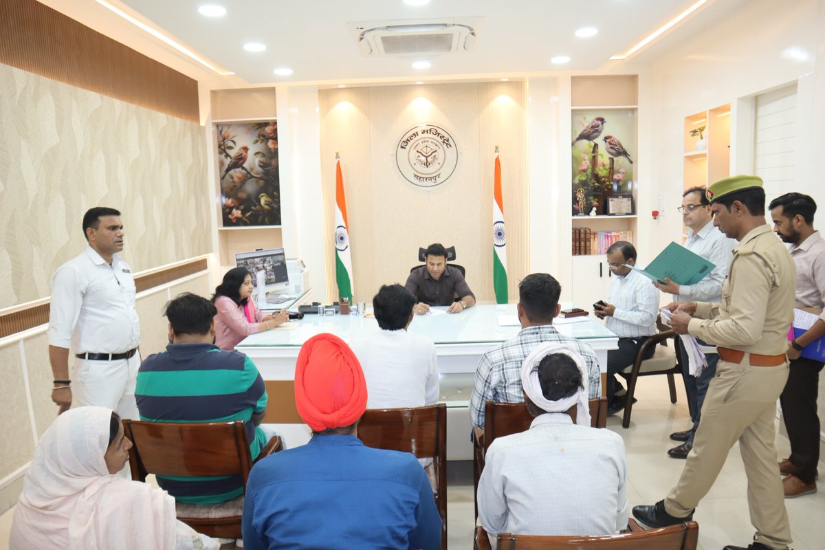 SaharanpurDm's tweet photo. जनता दर्शन में कार्यालय पहुंचे लोगों की समस्याओं को सुना, संबंधित अधिकारियों को गुणवत्तापूर्ण व समयबद्ध निस्तारण हेतु निर्देशित किया।
@CMOfficeUP @UPGovt @ChiefSecyUP @InfoDeptUP https://t.co/ccWXTbr8mh