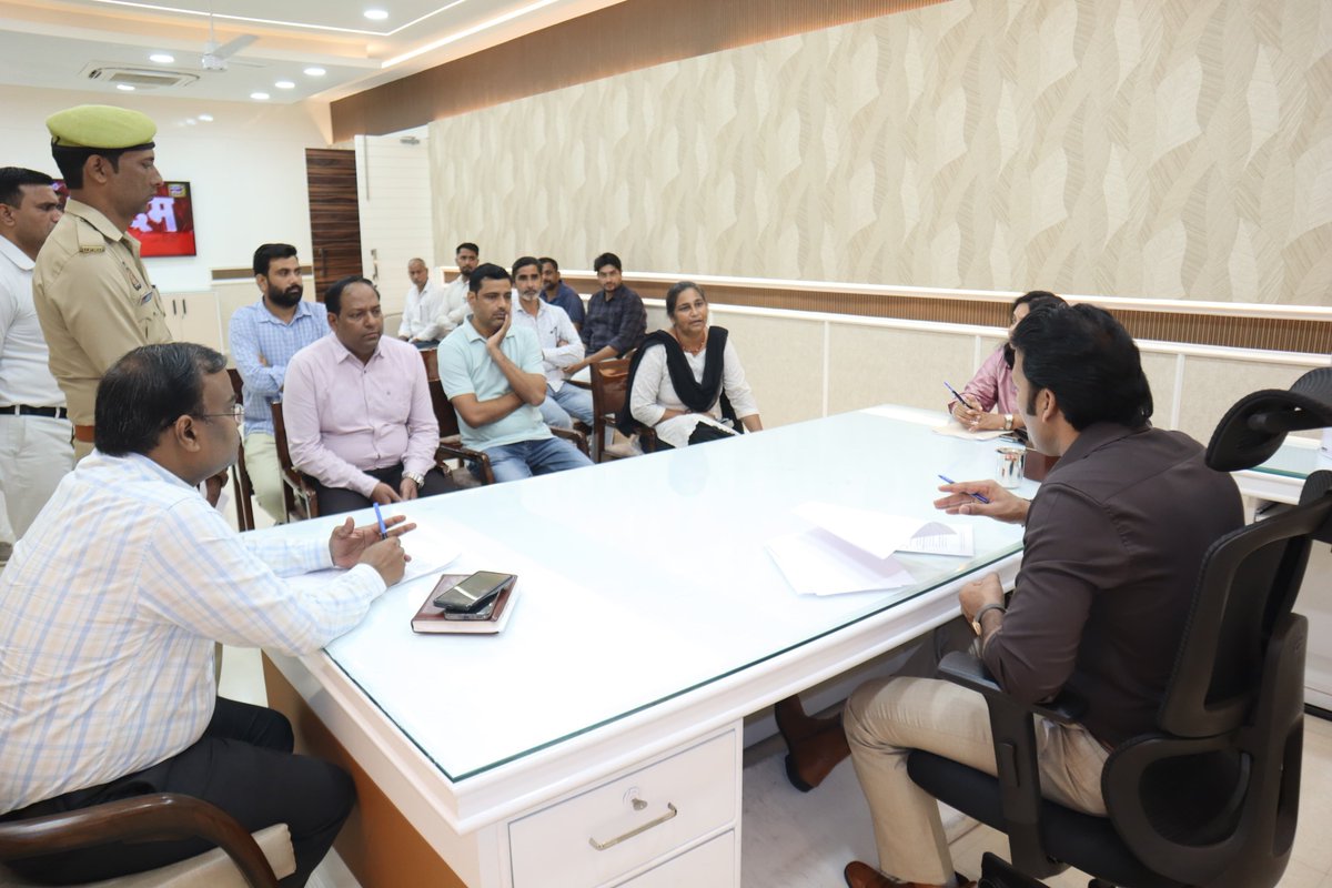SaharanpurDm's tweet photo. जनता दर्शन में कार्यालय पहुंचे लोगों की समस्याओं को सुना, संबंधित अधिकारियों को गुणवत्तापूर्ण व समयबद्ध निस्तारण हेतु निर्देशित किया।
@CMOfficeUP @UPGovt @ChiefSecyUP @InfoDeptUP https://t.co/ccWXTbr8mh