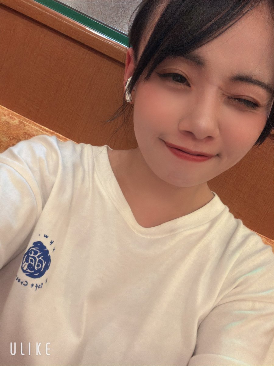 fum_0417's tweet photo. おそよ☺︎
とっても眠くて目が空きづらいふみこです…👀
お家に帰ったら沢山寝ます♪
もちろん11月舞台 #まいあん の台本も読むよ📖🎭
次の稽古まで空きがあるの西村さんと沢山お話ししようと思います！
あっふみこが演じるのは主婦の＂西村さん＂です！
是非観てね❤︎
🎟️👉 https://t.co/jWCdwrmxoh https://t.co/WMjBpgfKUz