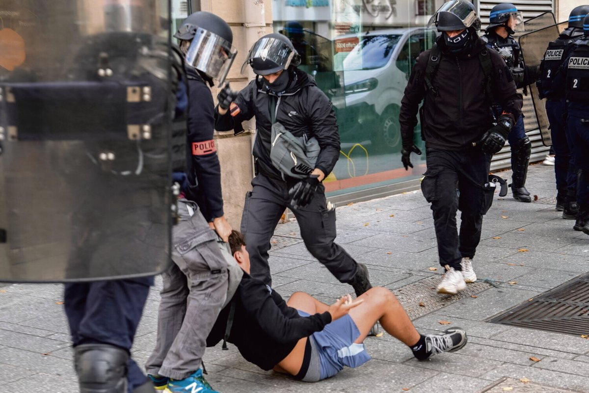 humanite_fr's tweet photo. Des lycéens qui perdent des mains et des yeux, plus de 5 000 arrestations… À quoi joue la police et pourquoi Laurent Nunez ne réagit pas 

➡️ https://t.co/MkU3cJDd7S https://t.co/ml1QztyRgB