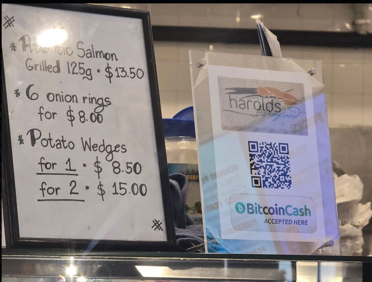 martialturo's tweet photo. 🛑El PELIGRO de REUTILIZAR DIRECCIONES en BITCOIN🛑

Bitcoin es seudónimo, no anónimo. En consecuencia, es imprescindible NO REUTILIZAR DIRECCIONES —siempre que queramos defender nuestra privacidad—.

Cada vez que queramos recibir fondos constituye una buena práctica ofrecer una dirección (clave pública) distinta.

De este modo, si recibimos fondos de la persona A y de la persona B en dos direcciones distintas, A solo puede relacionar los fondos que nos ha entregado con nuestra identidad seudónima de la primera dirección, mientras que B solo puede relacionar los fondos entregados por su parte con la identidad seudónima de la segunda dirección.

Ambos pagos frente a la red no conforman dos pagos realizados a una misma identidad, sino que actúan como dos pagos realizados a dos identidades independientes.

Completamente independientes.

Dos direcciones de una misma cartera son tan independientes como dos direcciones de dos carteras distintas.

Veámoslo desde otra perspectiva.

Imaginemos ahora que ofrecemos a A y a B una sola dirección.

Para terminar de leer y recibir semanalmente contenido especializado en autocustodia de Bitcoin puedes suscribirte  aquí: 

https://t.co/wPQ5DhLLxx

Si quieres profundizar en la materia, te recomiendo la lectura de mi colección de artículos sobre autocustodia de Bitcoin. Consta de más de 100 páginas de exposición con soporte visual, divididas en más de 10 artículos. Déjame un comentario o escríbeme para acceder a ella gratuitamente.