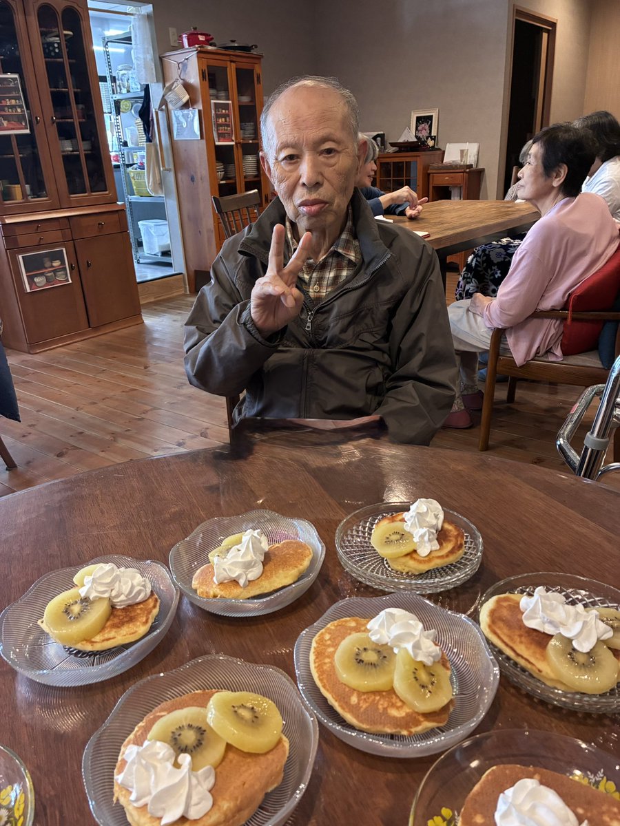 dayservice_enne's tweet photo. 今日のおやつはなにかなぁ🫣❤️いつもよりふっくら仕上がったパンケーキ🥞？ホットケーキ🥞？隠し味はなんでしょう🥰🫶？
#デイサービス　＃介護　#kanko_hm https://t.co/yGoSGSScEi
