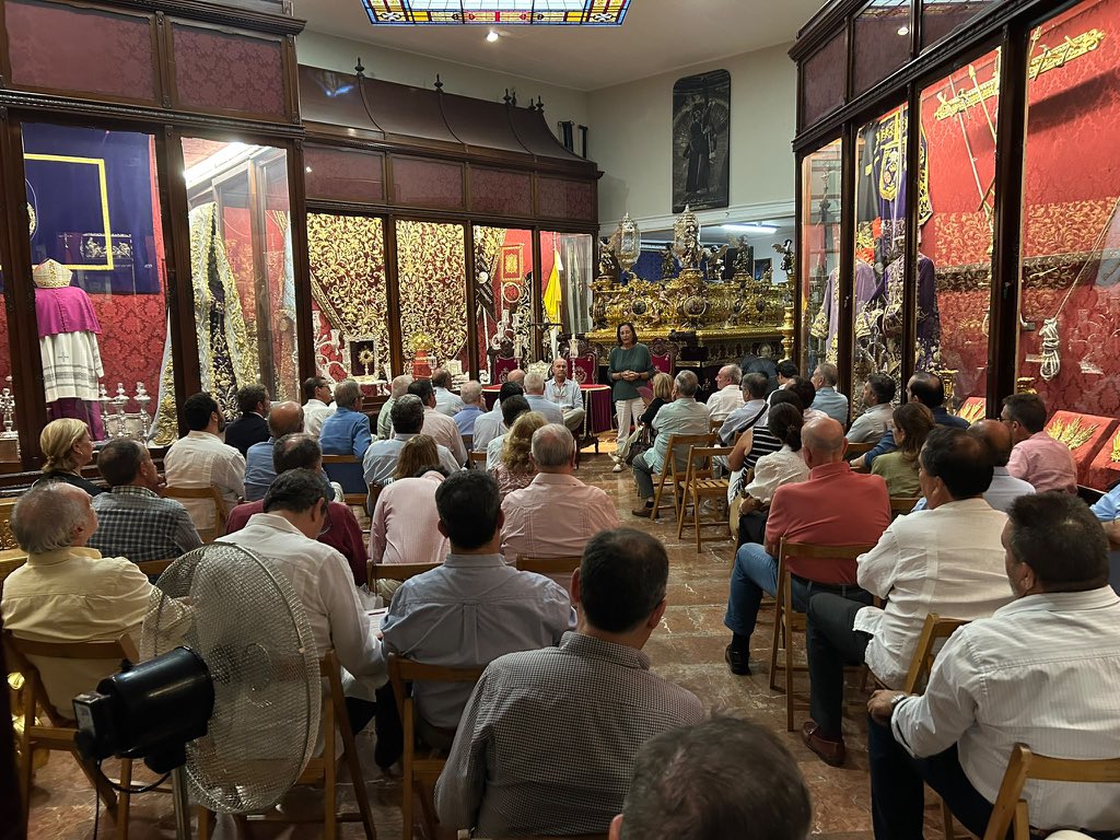 HdadGranPoder's tweet photo. 𝐁𝐎𝐋𝐒𝐀 𝐃𝐄 𝐂𝐀𝐑𝐈𝐃𝐀𝐃

La pasada semana se celebró la reunión de inicio de curso de la Bolsa de Caridad de la Hermandad del Gran Poder, con la participación de un importante número de hermanos.

Desde la Hermandad agradecemos sinceramente su compromiso y generosidad, y animamos a todos aquellos que estén interesados en formar parte de la Bolsa de Caridad y de sus distintas comisiones, entre ellas, los Cirineos del Señor, voluntariado que desarrolla su actividad en Tres Barrios como continuación de la Santa Misión celebrada en 2021, a ponerse en contacto con la Secretaría de la Hermandad, de manera presencial o a través de los siguientes medios:

Teléfono: 954 915 686
Correo electrónico: info@gran-poder.es

#GranPoder2026
