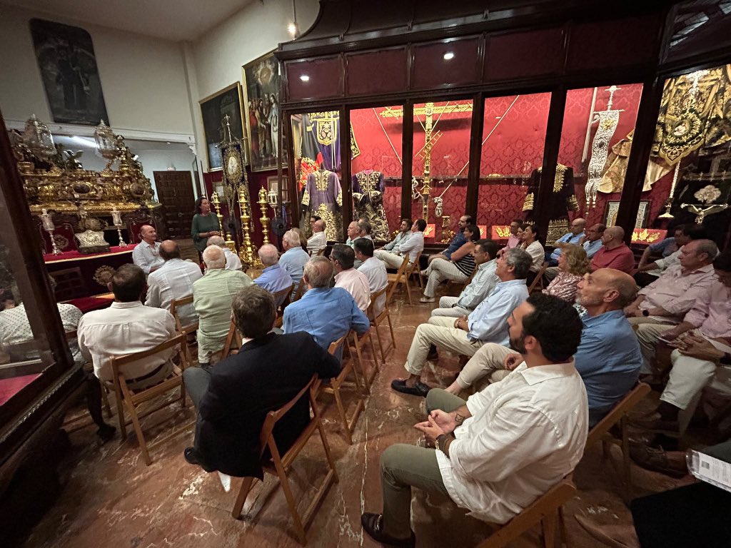 HdadGranPoder's tweet photo. 𝐁𝐎𝐋𝐒𝐀 𝐃𝐄 𝐂𝐀𝐑𝐈𝐃𝐀𝐃

La pasada semana se celebró la reunión de inicio de curso de la Bolsa de Caridad de la Hermandad del Gran Poder, con la participación de un importante número de hermanos.

Desde la Hermandad agradecemos sinceramente su compromiso y generosidad, y animamos a todos aquellos que estén interesados en formar parte de la Bolsa de Caridad y de sus distintas comisiones, entre ellas, los Cirineos del Señor, voluntariado que desarrolla su actividad en Tres Barrios como continuación de la Santa Misión celebrada en 2021, a ponerse en contacto con la Secretaría de la Hermandad, de manera presencial o a través de los siguientes medios:

Teléfono: 954 915 686
Correo electrónico: info@gran-poder.es

#GranPoder2026