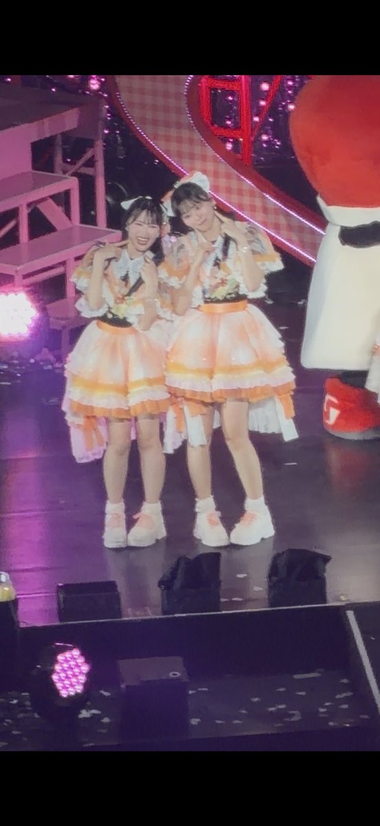amakunino9's tweet photo. 武道館練り歩き禁止らしくてステージ上のLOFTだったけど、この距離からこの動画が撮れるiPhone17promax化け物すぎるだろ 倍率合わせてから録画押すのがコツらしい久々に実力発揮した あとパブりんが遠くからだとステージ映えしすぎて輝いてる #超ときめき宣伝部 #ロックオンフリータイム #promax https://t.co/0HPtb0RhAY