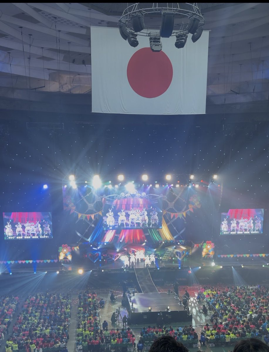 amakunino9's tweet photo. 武道館練り歩き禁止らしくてステージ上のLOFTだったけど、この距離からこの動画が撮れるiPhone17promax化け物すぎるだろ 倍率合わせてから録画押すのがコツらしい久々に実力発揮した あとパブりんが遠くからだとステージ映えしすぎて輝いてる #超ときめき宣伝部 #ロックオンフリータイム #promax https://t.co/0HPtb0RhAY