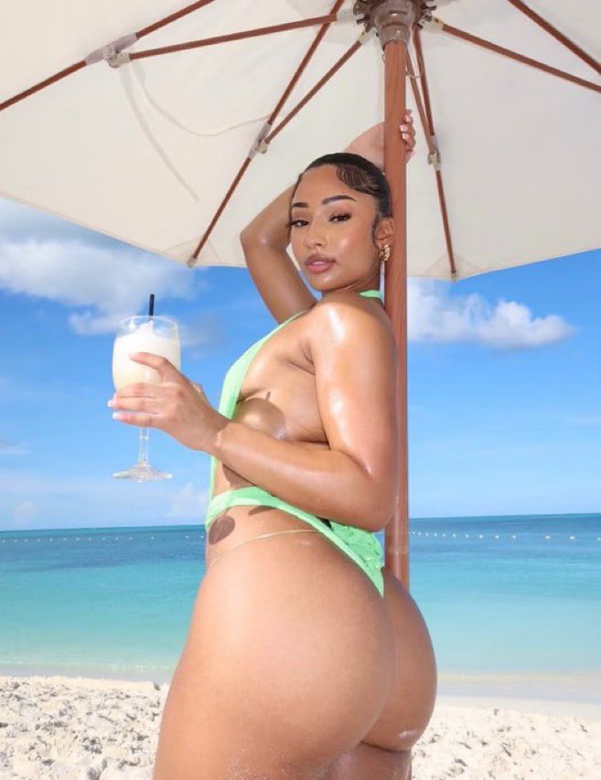 Swaggzeez1's tweet photo. Rubi Rose on vacation 👀 https://t.co/nxtsFdMLrw