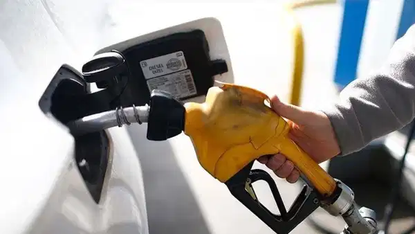 cumhuriyetgzt1's tweet photo. Motorine indirim sonrası tabela değişti: İşte güncel akaryakıt fiyatları

🔴Akaryakıt fiyatlarında yeni tarife pompaya yansırken motorin fiyatlarında dikkat çeken düşüş yaşandı.

🔴İndirimin ardından İstanbul, Ankara ve İzmir’de güncel benzin, motorin ve LPG fiyatları sürücüler tarafından yakından takip ediliyor.