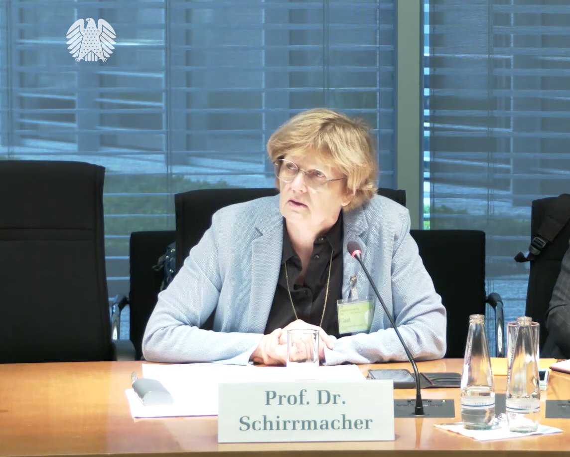 AK_Polis's tweet photo. Christine Schirrmacher, Islamwissenschaftlerin an der Universität Bonn, hat in der Anhörung des Innenausschusses des Bundestags zum Vereinsgesetz über Organisationen des legalistischen Islamismus gesprochen. Diese handelten gesetzestreu, verfolgten letztlich aber das Ziel, die Demokratie durch ein System auf Grundlage von Koran und Sunna abzulösen.

Als Beispiel nannte sie die Muslimbruderschaft, die vor allem durch ihre Ideologie zusammengehalten werde. Diese zeige sich in Strategien und im Umgang mit Geld, etwa bei Fördermitteln, die für politische Ziele genutzt würden.

»Mein Plädoyer lautet: Ganz besonders dieser Ideologie Aufmerksamkeit zu schenken«, sagte Schirrmacher. Legalismus sei als Verschleierungstaktik einzuordnen.

Bericht: https://t.co/XZw0Ok18ah
Stellungnahme: https://t.co/dXSTDf3HTr