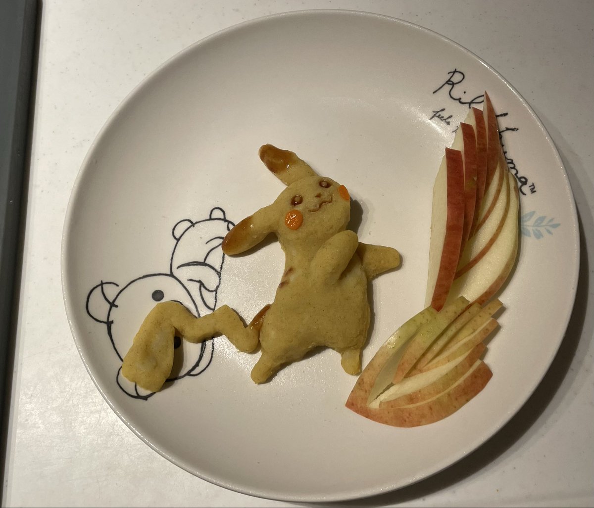 vadhith_'s tweet photo. ポテトサラダにSBカレー缶をいれたぴかちゅうと、りんごの飾り切り練習！
なかなか可愛くできた気がするっ

もうちょっと明るくして撮ればよかった〜(*´ω｀*) https://t.co/at4TiO5wjE
