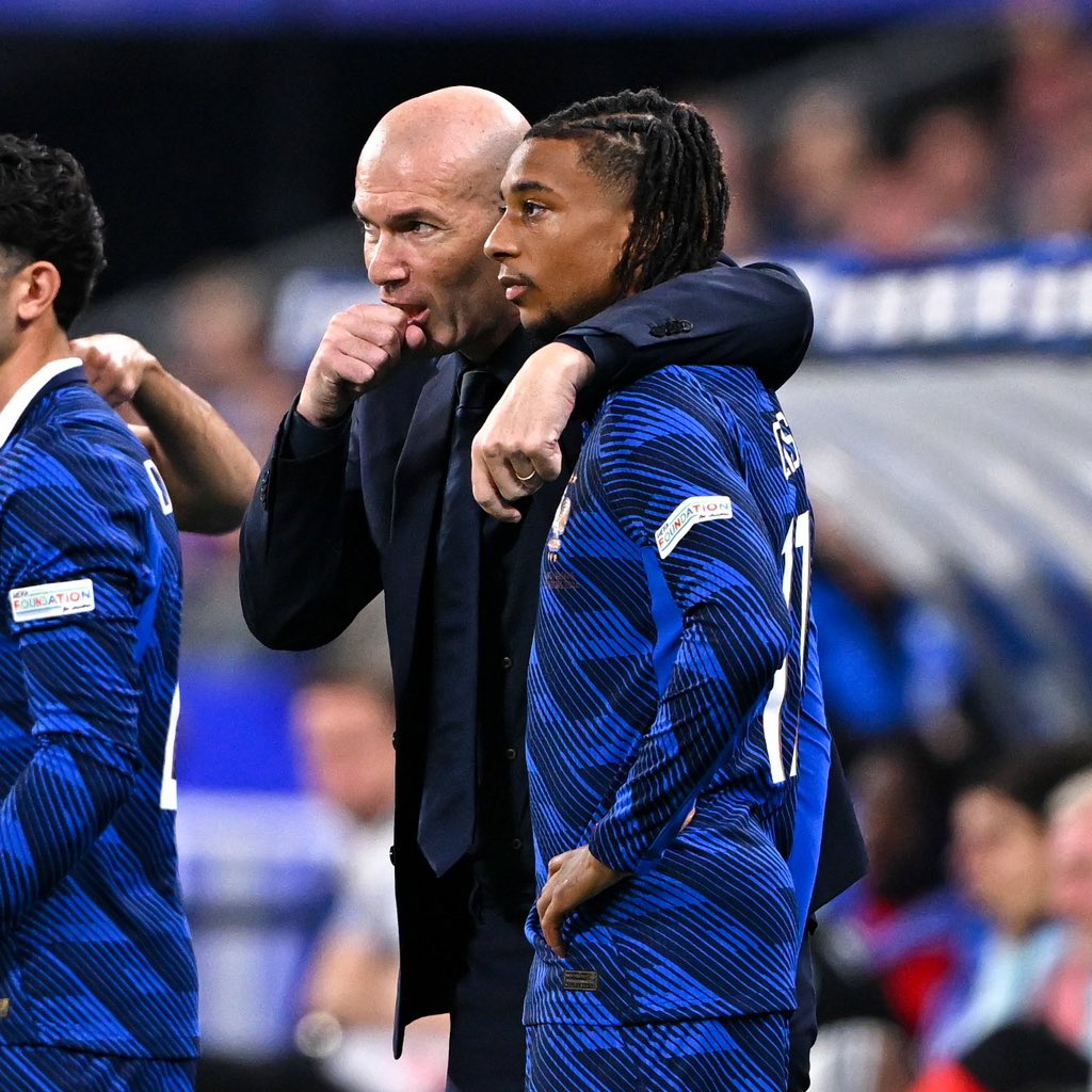 _BeFootball's tweet photo. Andy Diouf 🇫🇷 : « Olise est un joueur EXTRAORDINAIRE qui fait des grandes différences. 🎩 »

Leny Yoro 🇫🇷 : « Ce qu'apporte Olise à l'équipe à chaque fois, c'est IMPRESSIONNANT. Tout ce qu'il nous apporte, c'est INCROYABLE. 🪄🤩 »

Zinédine Zidane 🇫🇷 : « C’est juste EXCEPTIONNEL ce qu’il fait. »

(zone mixte)