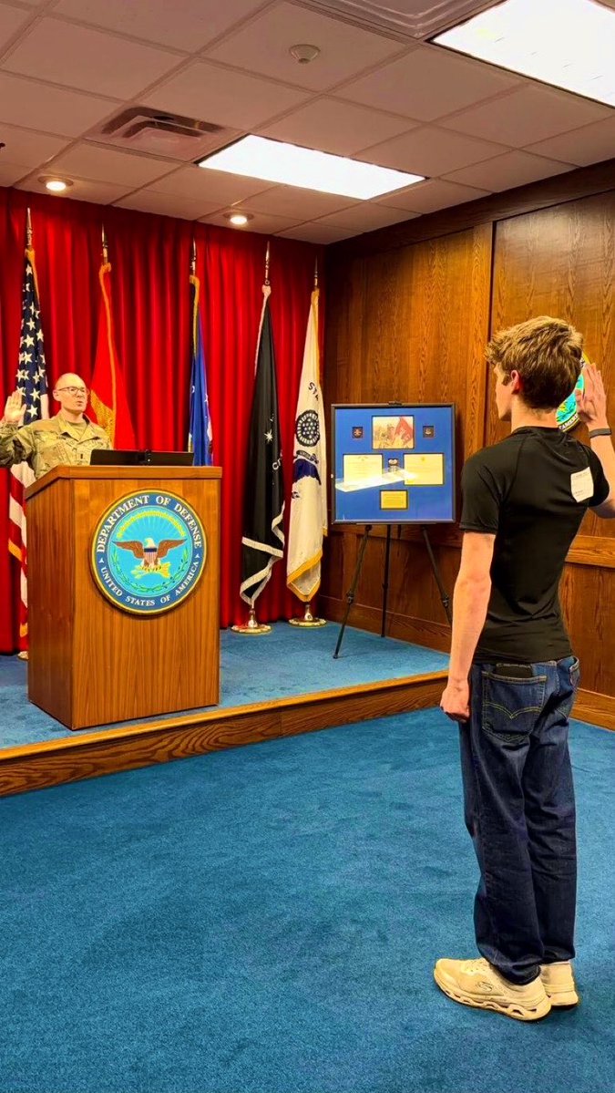 __ELONSMXUPDATE's tweet photo. 🚨 BREAKING: An 18 year old young man took an oath today to serve his country in the Marine Corps. He marks the fourth generation to serve with pride.  

Are you proud of him?  

I could not be more proud!  
Semper Fi!  
❤️🇺🇲💯 https://t.co/gkQdjxZL4w