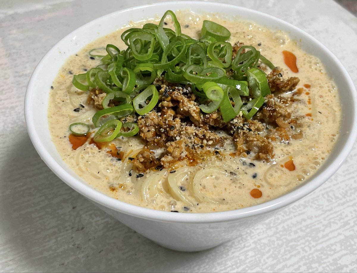 Y_Neoparadox's tweet photo. 豆板醤とにんにく醤油で炒めたひき肉を乗せた
豆乳味噌ピリ辛担々麺もどき(麺はひやむぎ)奴〜
盛付けとかないです

ラーメン欲を誤魔化すためのそこそこ美味しい「虚」 https://t.co/NjQTbc8sVv