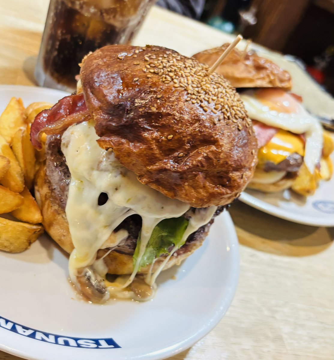 LAPHROA82982171's tweet photo. ネイビーバーガー食べてきた！
老舗のTSUNAMI
大きすぎて旦那とシェアするもお腹パンパン。もう夜も何も食べれない（笑） https://t.co/ingTiRAUNl