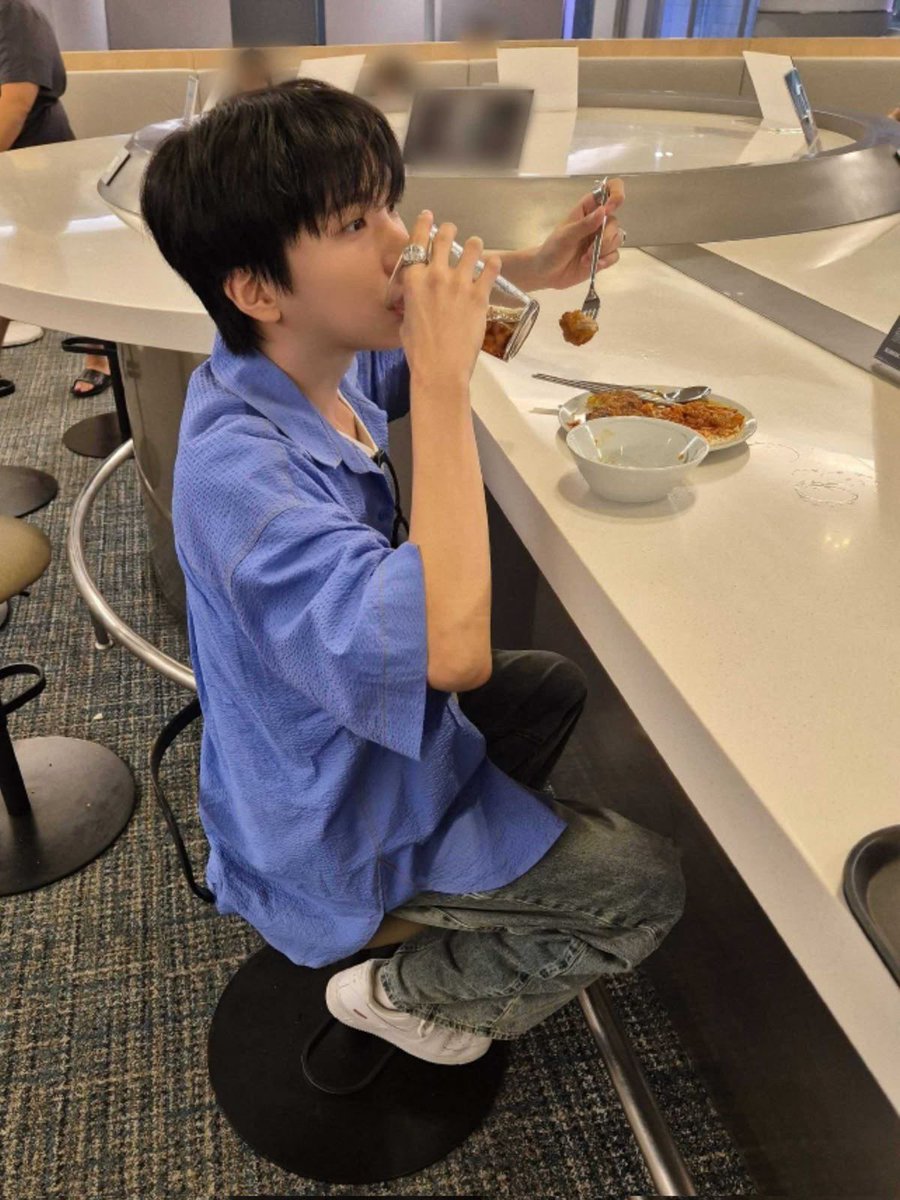 kiriguukie's tweet photo. he’s like a little bug i wanna keep in a jar he’s so tiny and precious to me https://t.co/MhGQOgFRo0