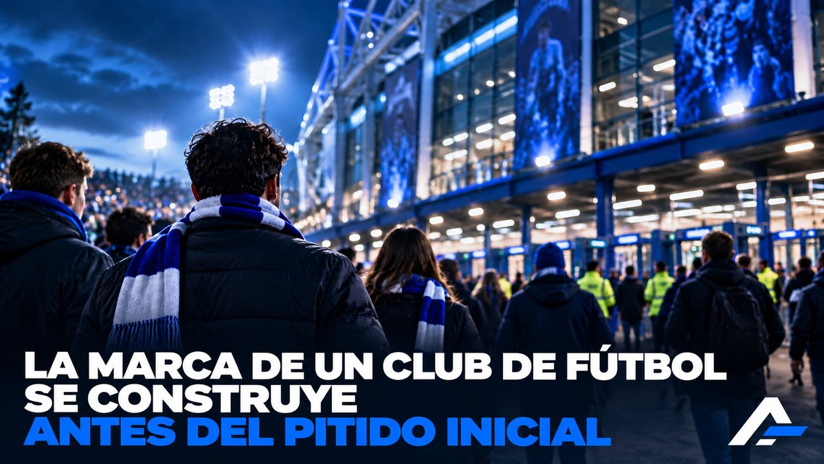 adelantefutbol's tweet photo. 𝗟𝗔 𝗠𝗔𝗥𝗖𝗔 𝗗𝗘 𝗨𝗡 𝗖𝗟𝗨𝗕 𝗗𝗘 𝗙𝗨́𝗧𝗕𝗢𝗟 𝗦𝗘 𝗖𝗢𝗡𝗦𝗧𝗥𝗨𝗬𝗘 𝗔𝗡𝗧𝗘𝗦 𝗗𝗘𝗟 𝗣𝗜𝗧𝗜𝗗𝗢 𝗜𝗡𝗜𝗖𝗜𝗔𝗟

Los clubes de fútbol suelen pensar en su marca en términos de escudo, camisetas, patrocinadores, diseño gráfico y redes sociales.

Pero un aficionado empieza a vivir la experiencia del club mucho antes de que el árbitro dé inicio al partido.

Un nuevo informe de CEMDE-AMKT sobre las tendencias del marketing deportivo hacia 2030 destaca la creciente importancia de la atención y la información en la percepción de las organizaciones deportivas. En su escala de -3 a +3, la atención al cliente y la información alcanzaron 1,85, 0,51 puntos más que en 2022.

Esto importa porque la marca de un club también se construye a lo largo de toda la experiencia del aficionado.

¿Puedo saber fácilmente cuándo y dónde se juega? ¿Puedo comprar una entrada sin dificultades? ¿Sé qué acceso debo utilizar? Si cambia la hora, ¿me enteraré rápidamente? ¿Puedo entender la web y las redes sociales del club? Y si algo sale mal, ¿cómo responde el club?

Para los aficionados internacionales, estas cuestiones pueden ser aún más importantes.

Un visitante, residente extranjero o turista puede estar ya interesado en el club, pero una información deficiente puede crear una barrera antes incluso de llegar al estadio.

Una buena comunicación elimina esa barrera.

Hace que los aficionados sientan que el club cuenta con ellos, en vez de sentirse ignorados. Ayuda a convertir el interés en asistencia, la asistencia en experiencia y la experiencia en una relación más sólida con el club.

El informe también subraya que la marca se construye durante todo el recorrido —desde la compra hasta la salida del recinto—, incluyendo las instalaciones, la organización y la gestión de los imprevistos.

Es un recordatorio importante para clubes de cualquier tamaño.

La comunicación no sirve simplemente para promocionar la experiencia del aficionado.

La comunicación forma parte de la experiencia del aficionado.

Para los aficionados internacionales en particular, una comunicación clara puede marcar la diferencia entre sentirse como alguien de fuera que mira desde la distancia y sentir que el club se dirige directamente a ellos.